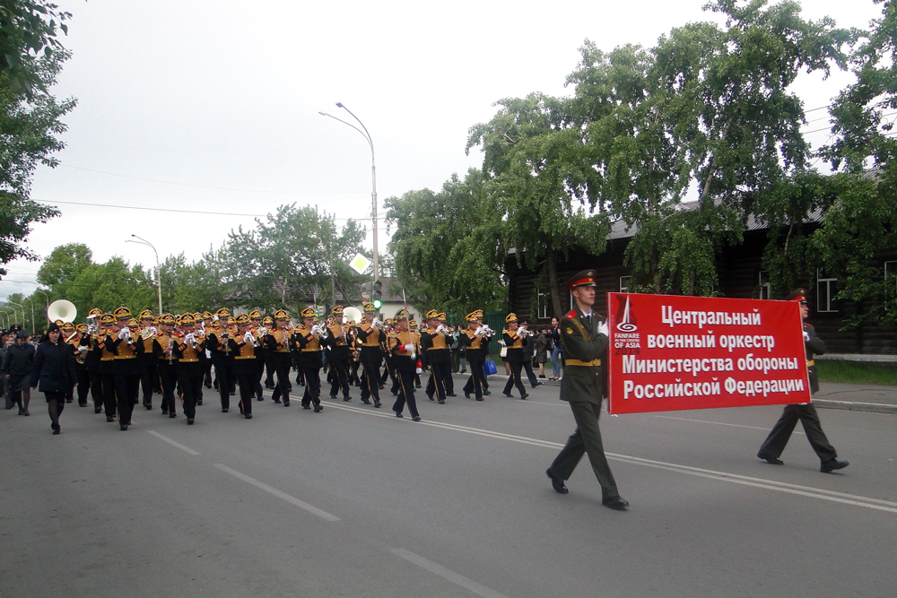 В столице Тувы состоялся марш-парад оркестров, наполнен ...